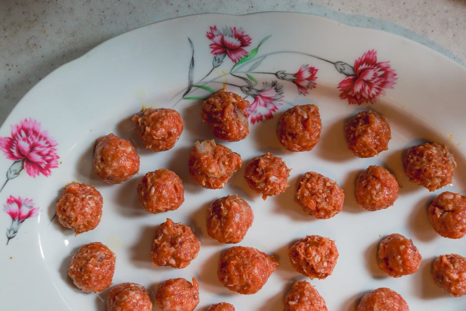 raw ground pork meatballs preparation