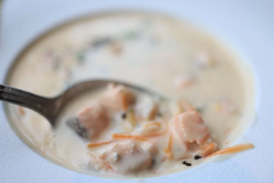 Zupa rybna z łososia z puszki z ziemniakami i śmietaną z jednego garnka – kremowa jak z nadmorskiej restauracji w 25 minut