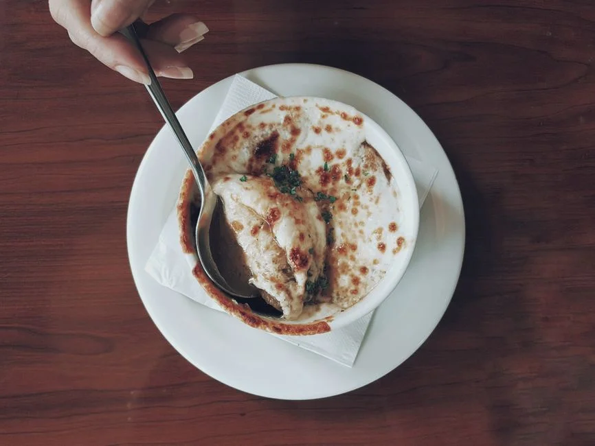 Zupa cebulowa z grzankami i serem żółtym z jednego garnka – kremowa jak z francuskiej bistro w 30 minut