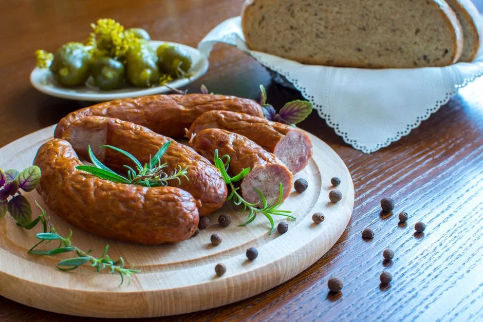 Parówki z wody z musztardą miodową i ogórkiem kiszonym – szybka kolacja bez smażenia i mycia garnków