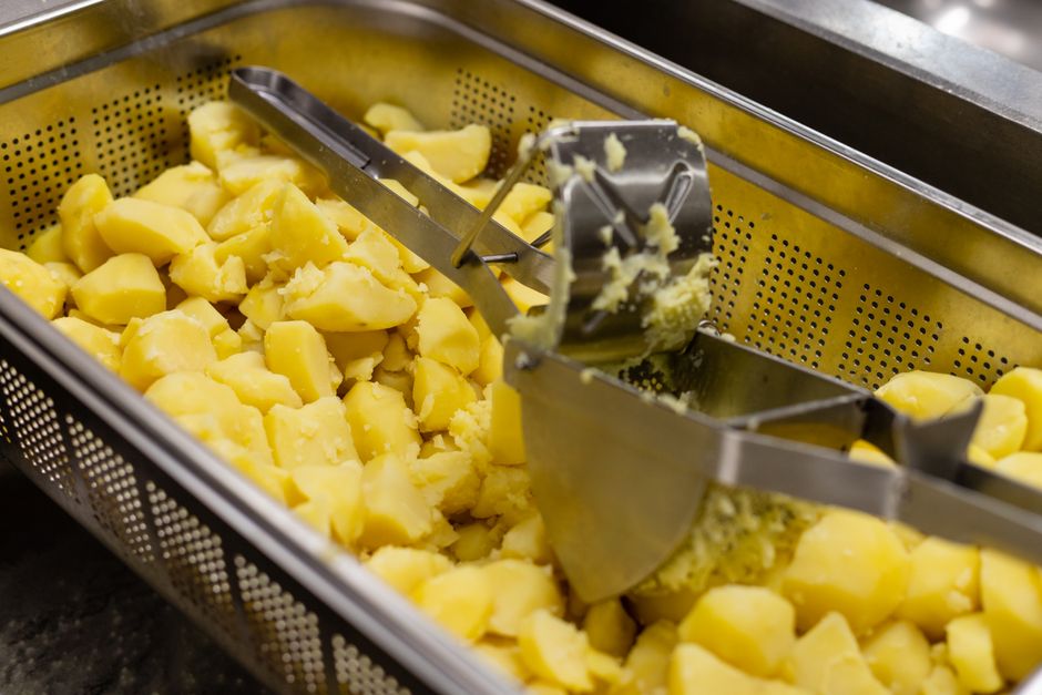 boiled potatoes mashed ingredients cooking