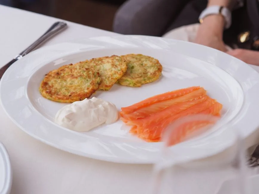 Placki ziemniaczane z wędzonym łososiem i śmietaną – dlaczego nie musisz robić skomplikowanej przystawki żeby wyszły chrupiące jak ze śniadaniowego bistro