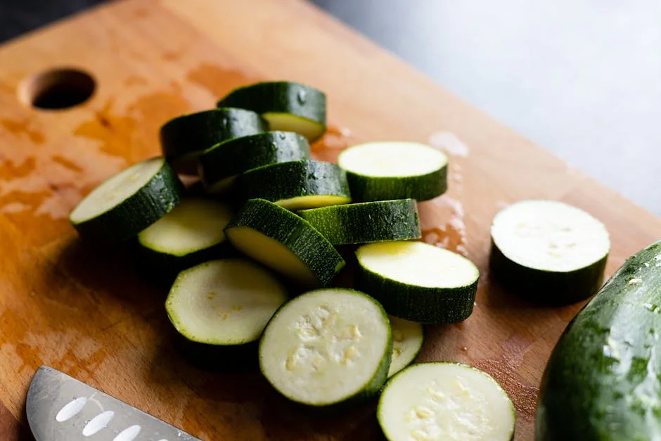 Kotlety z cukinii z płatkami owsianymi i serem kozim – dlaczego nie musisz kupować drogich kotletów veggie ze sklepu żeby wyszły kremowe w środku i chrupiące na zewnątrz