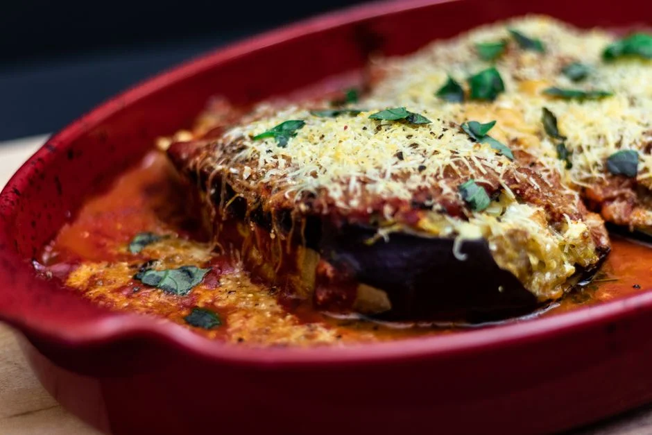Kotlety z bakłażana z serem mozzarella i pomidorami suszonymi – dlaczego nie musisz kupować drogich kotletów parmigiana z restauracji żeby wyszły jak z włoskiej trattori