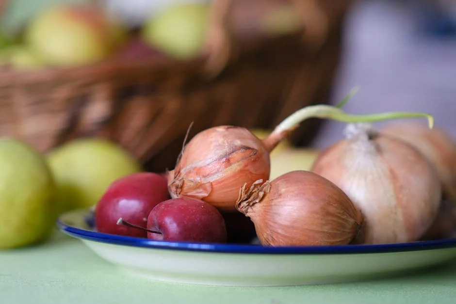 Kiełbasa żurawińska pieczona z jabłkami i cebulą – dlaczego to najlepszy sposób na wykorzystanie słodkich jabłek z jesieni