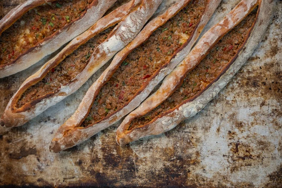 Drożdżówka z mięsem mielonym i cebulą z gotowego ciasta – dlaczego nie musisz robić ciasta drożdżowego od zera żeby wyszła jak z piekarni