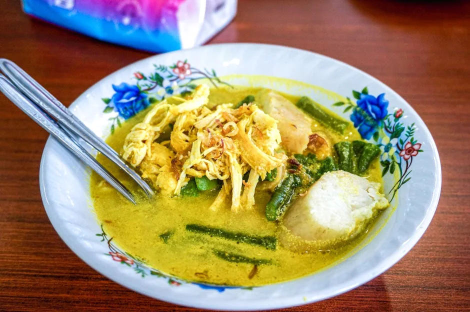 Kurczak w sosie curry z mleczkiem kokosowym z puszki i pomidorami – dlaczego nie musisz kupować gotowej pasty curry żeby wyszedł jak z tajskiej restauracji