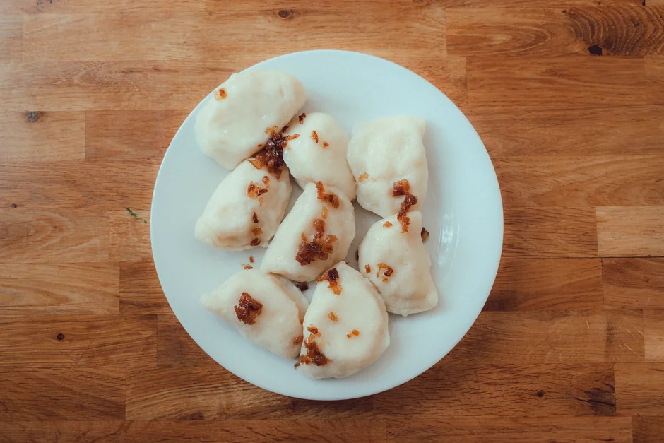 Pierogi leniwe z twarogu z masłem czosnkowym i koperkiem - dlaczego nie musisz lepić tradycyjnych pierogów żeby dzieci zjadły twaróg i myślały że to najlepsze kluski